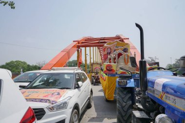 Haridwar, Uttarakhand, Hindistan - 16 Nisan 2021: Hindu Keşişler için dekore edilmiş traktör, sadhus, sanyasis Ganj Nehri 'ndeki shahi snaan için geçit töreni. Maha Kumbhmela etkinliği, Hinduizm.