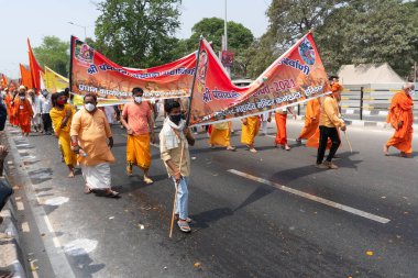 Haridwar, Uttarakhand, Hindistan - 16 Nisan 2021: Maha Kumbhmela etkinliği. Sadhus, parlak safran bayraklı sanyasiler Ganj Nehri 'ndeki shahi snaan için geçit töreni düzenlenmişti. Hindu etkinliği.