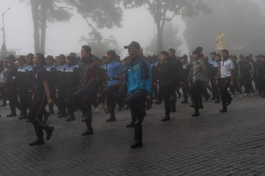 Darjeeling, Batı Bengal, Hindistan -11.08.2023: Bağımsızlık Günü hazırlığı 15 Ağustos 2023. Askeri eğitim için Darjeeling Alışveriş Merkezi 'nin önünden geçen öğrenciler. Sisli bir sabah.