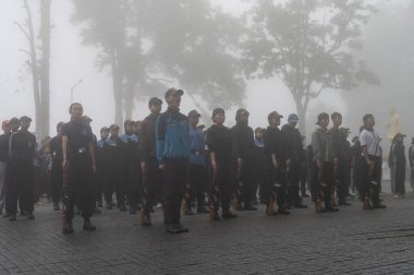 Darjeeling, Batı Bengal, Hindistan-11.08.2023: Sisli sabahta askeri eğitim. 15 Ağustos 2023 'teki Bağımsızlık Günü kutlamaları için Darjeeling Alışveriş Merkezi' nin önünden geçen öğrenciler.,