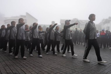 Darjeeling, Batı Bengal, Hindistan-11.08.2023: Sisli sabahta askeri eğitim. 15 Ağustos 2023 'teki Bağımsızlık Günü kutlamaları için Darjeeling Alışveriş Merkezi' nin önünden geçen öğrenciler.,