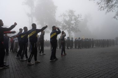 Darjeeling, Batı Bengal, Hindistan -11.08.2023: 15 Ağustos 2023 'te Bağımsızlık Günü kutlamaları için Darjeeling Alışveriş Merkezi' nde yürüyüş yapan öğrenciler, askeri eğitim. Sisli bir sabah.