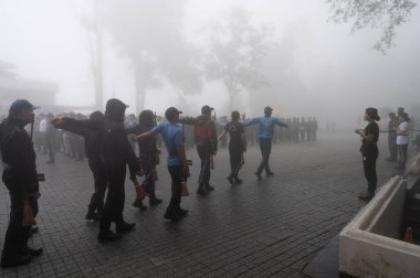 Darjeeling, Batı Bengal, Hindistan-11.08.2023: Sisli sabahta askeri eğitim. 15 Ağustos 2023 'teki Bağımsızlık Günü kutlamaları için Darjeeling Alışveriş Merkezi' nin önünden geçen öğrenciler.,