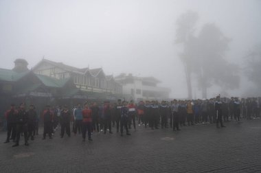 Darjeeling, Batı Bengal, Hindistan-11.08.2023: Sisli sabahta askeri eğitim. 15 Ağustos 2023 'teki Bağımsızlık Günü kutlamaları için Darjeeling Alışveriş Merkezi' nin önünden geçen öğrenciler.,