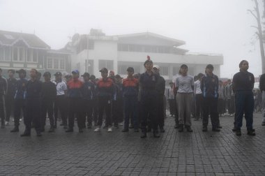 Darjeeling, Batı Bengal, Hindistan -11.08.2023: 15 Ağustos 2023 'te Bağımsızlık Günü kutlamaları için Darjeeling Alışveriş Merkezi' nde yürüyüş yapan öğrenciler, askeri eğitim. Sisli bir sabah.
