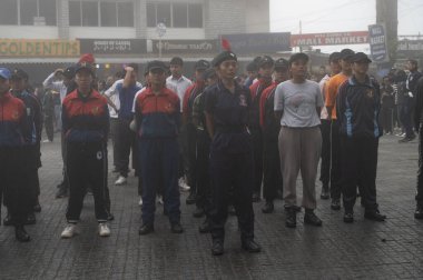 Darjeeling, Batı Bengal, Hindistan -11.08.2023: 15 Ağustos 2023 'te Bağımsızlık Günü kutlamaları için Darjeeling Alışveriş Merkezi' nde yürüyüş yapan öğrenciler, askeri eğitim. Sisli bir sabah.