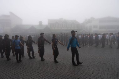 Darjeeling, Batı Bengal, Hindistan -11.08.2023: Bağımsızlık Günü hazırlığı 15 Ağustos 2023. Askeri eğitim için Darjeeling Alışveriş Merkezi 'nin önünden geçen öğrenciler. Sisli bir sabah.