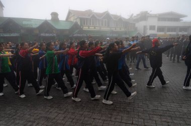 Darjeeling, Batı Bengal, Hindistan-11.08.2023: Sisli sabahlarda kız askeri eğitim. 15 Ağustos 'ta Bağımsızlık Günü kutlamalarına hazırlanmak üzere Darjeeling Alışveriş Merkezi' nde geçen okul öğrencileri.