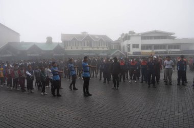 Darjeeling, Batı Bengal, Hindistan -11.08.2023: 15 Ağustos 2023 'te Bağımsızlık Günü kutlamaları için Darjeeling Alışveriş Merkezi' nde yürüyüş yapan öğrenciler, askeri eğitim. Sisli bir sabah.