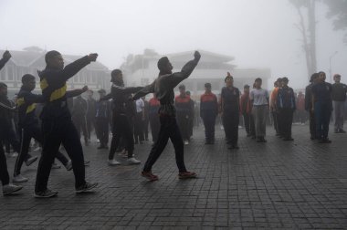 Darjeeling, Batı Bengal, Hindistan-11.08.2023: Sisli sabahta askeri eğitim. 15 Ağustos 2023 'teki Bağımsızlık Günü kutlamaları için Darjeeling Alışveriş Merkezi' nin önünden geçen öğrenciler.,