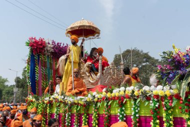Haridwar, Uttarakhand, Hindistan - 16 Nisan 2021: Hindu rahipler, sadhus, safran elbiseli sanyasiler, Ganj Nehri 'ndeki Shahi Snaan için traktörler giyiyorlar. Maha Kumbhmela etkinliği, Hinduizm, Hindistan.