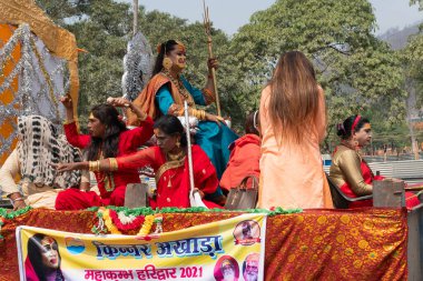 Haridwar, Uttarakhand, Hindistan - 16 Nisan 2021: Hindu transseksüeller Kumbhmela 'da shahi snaan yemeye gidiyorlar, süslü araçlar ve Lord Shiva için bağırıyorlar. Maha kumbhmela etkinliği.