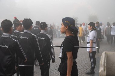 Darjeeling, Batı Bengal, Hindistan -11.08.2023: 15 Ağustos 2023 'te Bağımsızlık Günü kutlamaları için Darjeeling Alışveriş Merkezi' nde yürüyüş yapan öğrenciler, askeri eğitim. Sisli bir sabah.