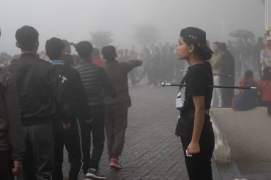 Darjeeling, Batı Bengal, Hindistan -11.08.2023: 15 Ağustos 2023 'te Bağımsızlık Günü kutlamaları için Darjeeling Alışveriş Merkezi' nde yürüyüş yapan öğrenciler, askeri eğitim. Sisli bir sabah.