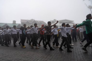 Darjeeling, Batı Bengal, Hindistan -11.08.2023: Bağımsızlık Günü hazırlığı 15 Ağustos 2023. Askeri eğitim için Darjeeling Alışveriş Merkezi 'nin önünden geçen öğrenciler. Sisli bir sabah.