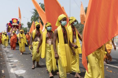 Haridwar, Uttarakhand, Hindistan - 16 Nisan 2021: Maha Kumbhmela etkinliği. Sadhus, sanyasis, dini bayraklı sarı elbiseli rahipler Ganj Nehri 'nde shahi snaan yemek için tören alayında yüksekte yürüyorlardı..