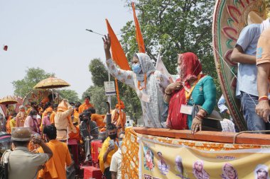 Haridwar, Uttarakhand, Hindistan - 16 Nisan 2021: Hindu rahipler, sadhus, safran elbiseli sanyasiler, Ganj Nehri 'ndeki Shahi Snaan için traktörler giyiyorlar. Maha Kumbhmela etkinliği, Hinduizm, Hindistan.