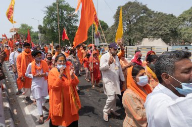 Haridwar, Uttarakhand, Hindistan - 16 Nisan 2021: Maha Kumbhmela etkinliği. Sadhus, sanyasis, dindar bayraklı keşişler Ganj Nehri 'nde shahi snaan yemek için tören alayında yüksekte yürüyorlardı. Hindu etkinliği.