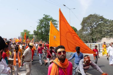 Haridwar, Uttarakhand, Hindistan - 16 Nisan 2021: Maha Kumbhmela etkinliği. Sadhus, parlak safran bayraklı sanyasiler Ganj Nehri 'ndeki shahi snaan için geçit töreni düzenlenmişti. Hindu etkinliği.