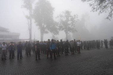 Darjeeling, Batı Bengal, Hindistan -11.08.2023: 15 Ağustos 2023 'te Bağımsızlık Günü kutlamaları için Darjeeling Alışveriş Merkezi' nde yürüyüş yapan öğrenciler, askeri eğitim. Sisli bir sabah.