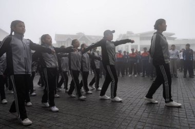 Darjeeling, Batı Bengal, Hindistan-11.08.2023: Sisli sabahta askeri eğitim. 15 Ağustos 2023 'teki Bağımsızlık Günü kutlamaları için Darjeeling Alışveriş Merkezi' nin önünden geçen öğrenciler.,