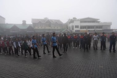 Darjeeling, Batı Bengal, Hindistan-11.08.2023: Sisli sabahta askeri eğitim. 15 Ağustos 2023 'teki Bağımsızlık Günü kutlamaları için Darjeeling Alışveriş Merkezi' nin önünden geçen öğrenciler.,