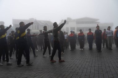 Darjeeling, Batı Bengal, Hindistan-11.08.2023: Sisli sabahta askeri eğitim. 15 Ağustos 2023 'teki Bağımsızlık Günü kutlamaları için Darjeeling Alışveriş Merkezi' nin önünden geçen öğrenciler.,