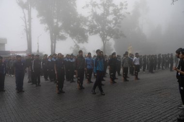 Darjeeling, Batı Bengal, Hindistan -11.08.2023: Bağımsızlık Günü hazırlığı 15 Ağustos 2023. Askeri eğitim için Darjeeling Alışveriş Merkezi 'nin önünden geçen öğrenciler. Sisli bir sabah.