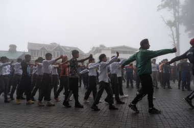 Darjeeling, Batı Bengal, Hindistan-11.08.2023: Sisli sabahta askeri eğitim. 15 Ağustos 2023 'teki Bağımsızlık Günü kutlamaları için Darjeeling Alışveriş Merkezi' nin önünden geçen öğrenciler.,
