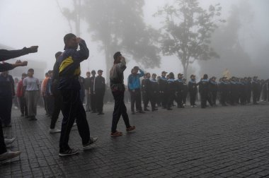 Darjeeling, Batı Bengal, Hindistan -11.08.2023: Bağımsızlık Günü hazırlığı 15 Ağustos 2023. Askeri eğitim için Darjeeling Alışveriş Merkezi 'nin önünden geçen öğrenciler. Sisli bir sabah.