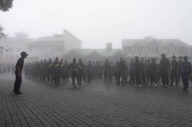 Darjeeling, Batı Bengal, Hindistan -11.08.2023: 15 Ağustos 2023 'te Bağımsızlık Günü kutlamaları için Darjeeling Alışveriş Merkezi' nde yürüyüş yapan öğrenciler, askeri eğitim. Sisli bir sabah.