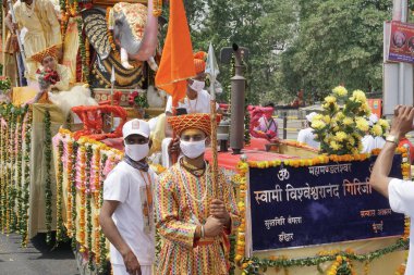 Haridwar, Uttarakhand, Hindistan - 16 Nisan 2021: Maha Kumbhmela etkinliği. Keşişler, Sadhus, Sanyasiler Ganj Nehri 'ndeki Shahi Snaan için geçit töreninde süslü traktörlere biniyorlar. Dini tören.