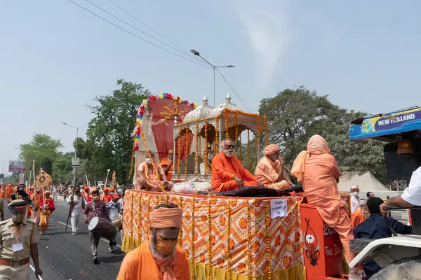 Haridwar, Uttarakhand, Hindistan - 16 Nisan 2021: Hindu sadhus, safran elbiseli sanyasis traktörlere binmiş Ganj Nehri 'ndeki shahi snaan için tören alayı. Maha Kumbhmela etkinliği, Hinduizm Hindistan 'da.