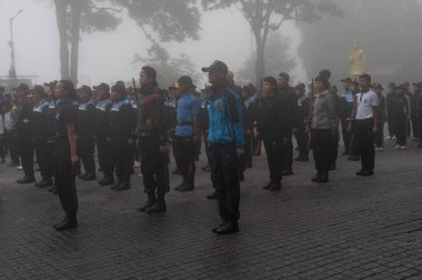 Darjeeling, Batı Bengal, Hindistan -11.08.2023: 15 Ağustos 2023 'te Bağımsızlık Günü kutlamaları için Darjeeling Alışveriş Merkezi' nde yürüyüş yapan öğrenciler, askeri eğitim. Sisli bir sabah.