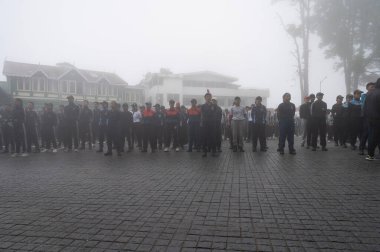 Darjeeling, Batı Bengal, Hindistan -11.08.2023: Bağımsızlık Günü hazırlığı 15 Ağustos 2023. Askeri eğitim için Darjeeling Alışveriş Merkezi 'nin önünden geçen öğrenciler. Sisli bir sabah.