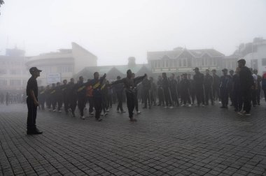 Darjeeling, Batı Bengal, Hindistan -11.08.2023: 15 Ağustos 2023 'te Bağımsızlık Günü kutlamaları için Darjeeling Alışveriş Merkezi' nde yürüyüş yapan öğrenciler, askeri eğitim. Sisli bir sabah.