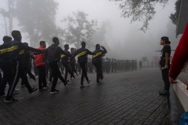 Darjeeling, Batı Bengal, Hindistan-11.08.2023: Sisli sabahta askeri eğitim. 15 Ağustos 2023 'teki Bağımsızlık Günü kutlamaları için Darjeeling Alışveriş Merkezi' nin önünden geçen öğrenciler.,
