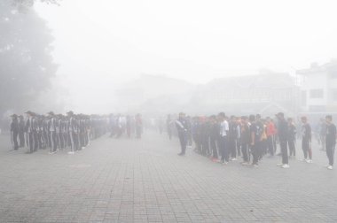 Darjeeling, Batı Bengal, Hindistan -11.08.2023: 15 Ağustos 2023 'te Bağımsızlık Günü kutlamaları için Darjeeling Alışveriş Merkezi' nde yürüyüş yapan öğrenciler, askeri eğitim. Sisli bir sabah.