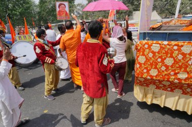 Haridwar, Uttarakhand, Hindistan - 16 Nisan 2021: Maha Kumbhmela etkinliğinde müzik çalan grup partisi. Parlak elbiseli Hindu fanatikler Ganj Nehri 'nde Shahi snaan yemek için dans ediyorlar..