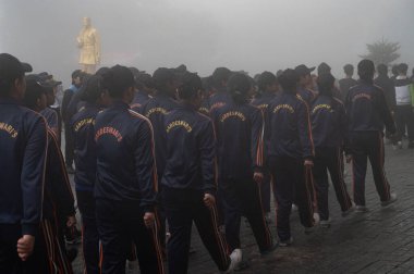 Darjeeling, Batı Bengal, Hindistan -11.08.2023: 15 Ağustos 2023 'te Bağımsızlık Günü kutlamaları için Darjeeling Alışveriş Merkezi' nde yürüyüş yapan öğrenciler, askeri eğitim. Sisli bir sabah.