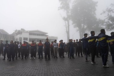 Darjeeling, Batı Bengal, Hindistan-11.08.2023: Sisli sabahta askeri eğitim. 15 Ağustos 2023 'teki Bağımsızlık Günü kutlamaları için Darjeeling Alışveriş Merkezi' nin önünden geçen öğrenciler.,