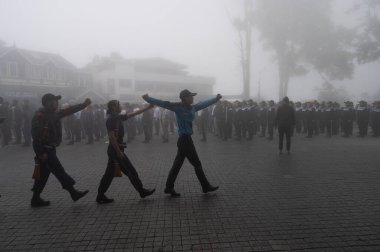 Darjeeling, Batı Bengal, Hindistan-11.08.2023: Sisli sabahta askeri eğitim. 15 Ağustos 2023 'teki Bağımsızlık Günü kutlamaları için Darjeeling Alışveriş Merkezi' nin önünden geçen öğrenciler.,