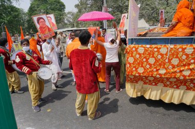 Haridwar, Uttarakhand, Hindistan - 16 Nisan 2021: Maha Kumbhmela etkinliğinde müzik çalan grup partisi. Parlak elbiseli Hindu fanatikler Ganj Nehri 'nde Shahi snaan yemek için dans ediyorlar..