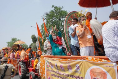Haridwar, Uttarakhand, Hindistan - 16 Nisan 2021: Maha Kumbhmela etkinliği. Keşişler, Sadhus, Sanyasiler Ganj Nehri 'ndeki Shahi Snaan için geçit töreninde süslü traktörlere biniyorlar. Dini tören.