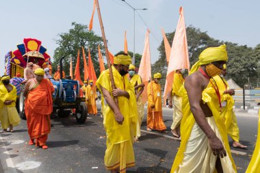 Haridwar, Uttarakhand, Hindistan - 16 Nisan 2021: Maha Kumbhmela etkinliği. Sadhus, sanyasis, dindar bayraklı keşişler Ganj Nehri 'nde shahi snaan yemek için tören alayında yüksekte yürüyorlardı. Hindu etkinliği.