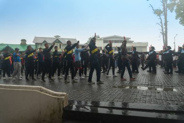 Darjeeling, Batı Bengal, Hindistan -11.08.2023: Bağımsızlık Günü hazırlığı 15 Ağustos 2023. Askeri eğitim için Darjeeling Alışveriş Merkezi 'nin önünden geçen öğrenciler. Sisli bir sabah.