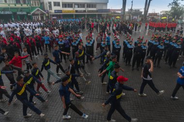 Darjeeling, Batı Bengal, Hindistan -11.08.2023: Bağımsızlık Günü hazırlığı 15 Ağustos 2023. Askeri eğitim için Darjeeling Alışveriş Merkezi 'nin önünden geçen öğrenciler. Sisli bir sabah.