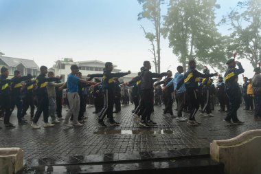 Darjeeling, Batı Bengal, Hindistan-11.08.2023: Sisli sabahta askeri eğitim. 15 Ağustos 2023 'teki Bağımsızlık Günü kutlamaları için Darjeeling Alışveriş Merkezi' nin önünden geçen öğrenciler.,