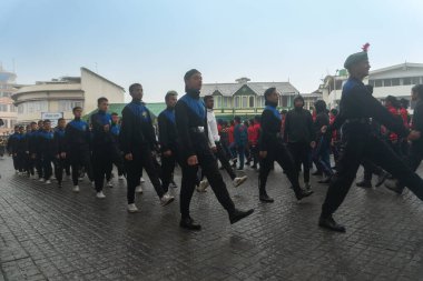Darjeeling, Batı Bengal, Hindistan-11.08.2023: Sisli sabahta askeri eğitim. 15 Ağustos 2023 'teki Bağımsızlık Günü kutlamaları için Darjeeling Alışveriş Merkezi' nin önünden geçen öğrenciler.,