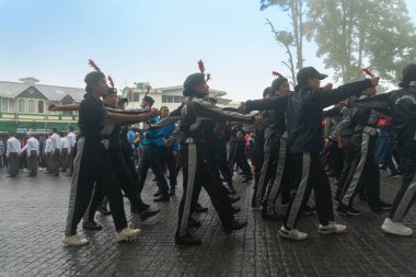 Darjeeling, Batı Bengal, Hindistan -11.08.2023: Bağımsızlık Günü hazırlığı 15 Ağustos 2023. Askeri eğitim için Darjeeling Alışveriş Merkezi 'nin önünden geçen öğrenciler. Sisli bir sabah.